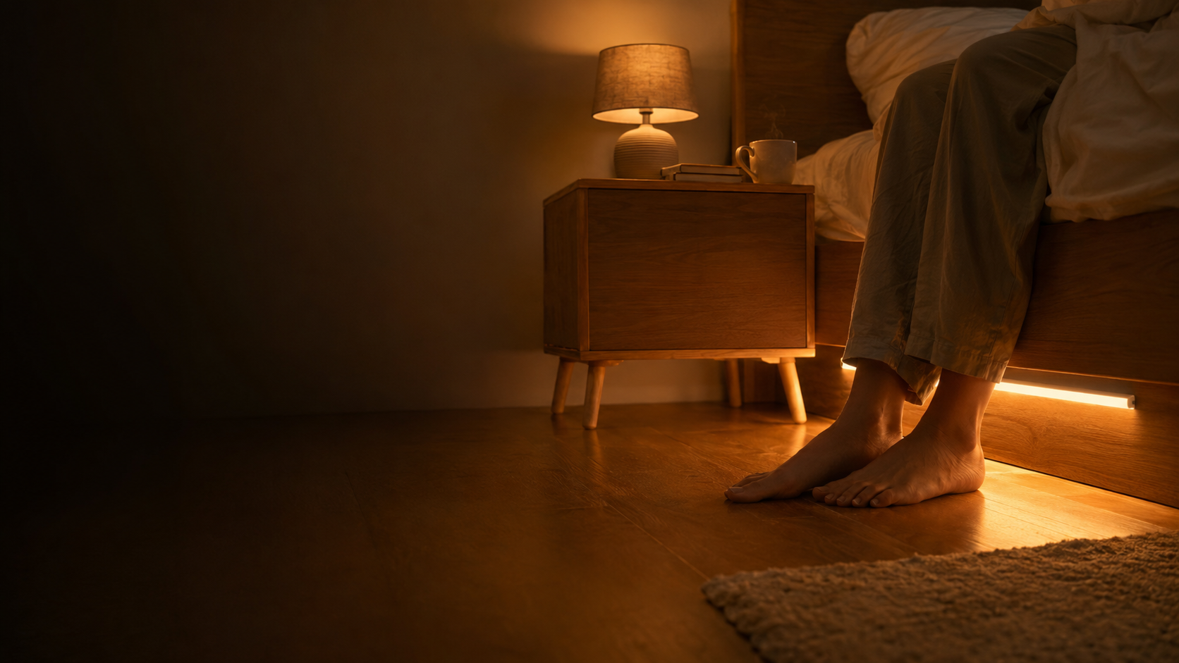Lúmina iluminando el borde de una cama en la penumbra